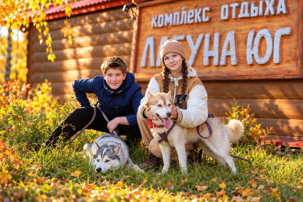 Семья с ребёнком и собакой хаски на осеннем отдыхе в «Лагуне&nbsp;Юг»