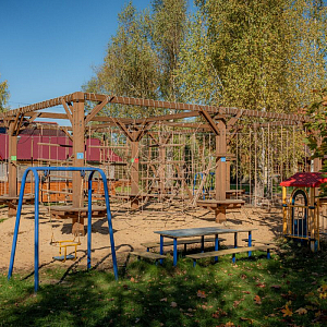 Деревянный верёвочный городок на детской площадке «Лагуны Юг»
